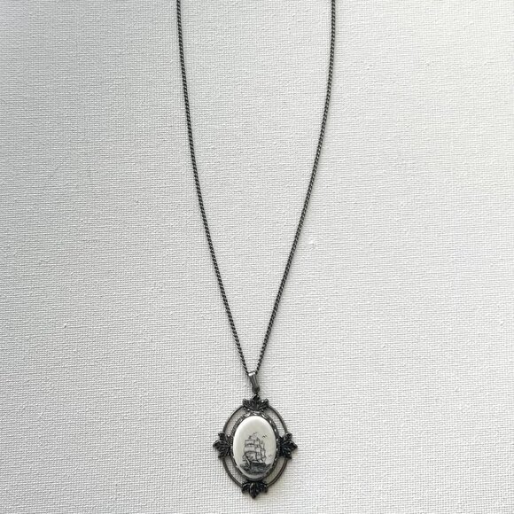 Vintage White Ship Cameo Pendant Necklace - Picture 2 of 5